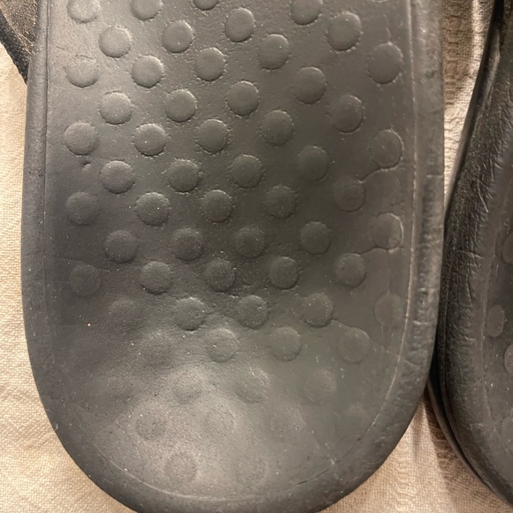 Black Vionic flip flops - Picture 4 of 11